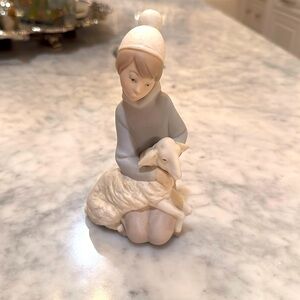 Lladro Shepard boy with lamb in the matte finish